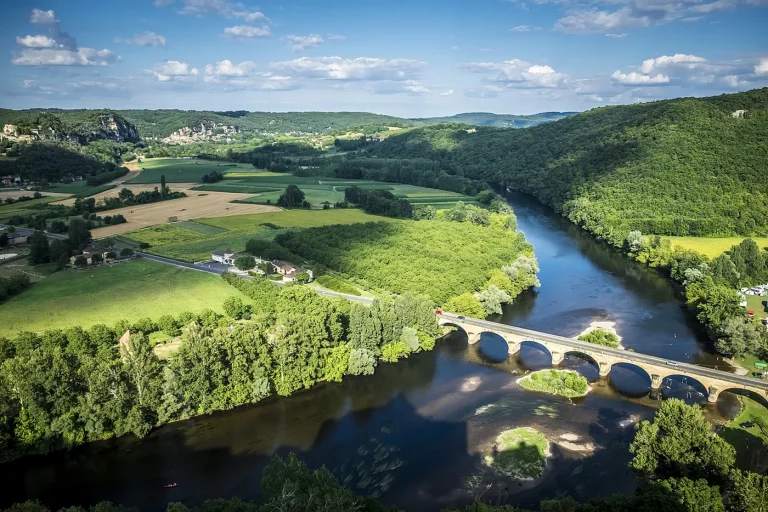 Découvrez les endroits incontournables pour une promenade enchantée à Siorac-en-Périgord !